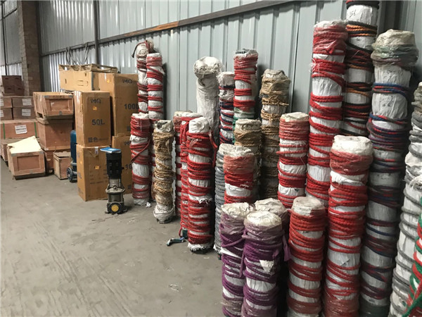 西安(ān)潛水泵廠家(jia)庫房